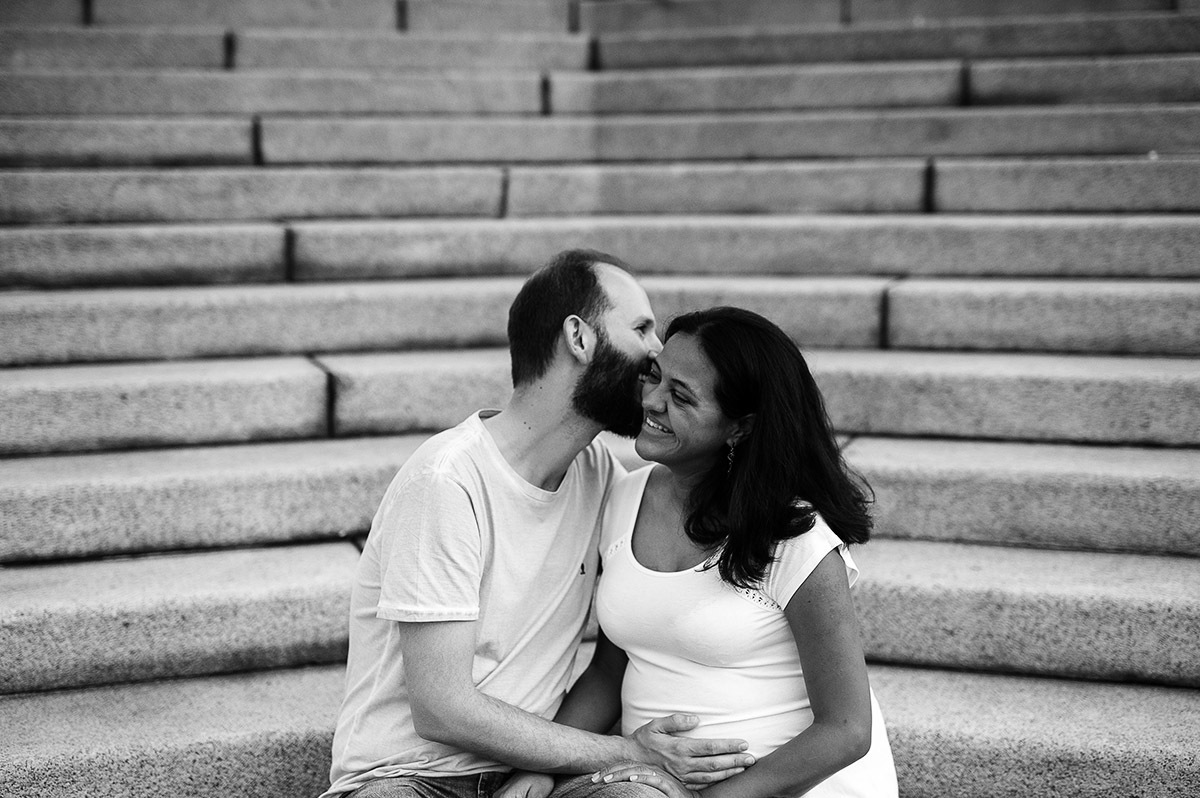 Casal namorando em ensaio de gestante, carinho.
fotos de família. composição fotográfica.