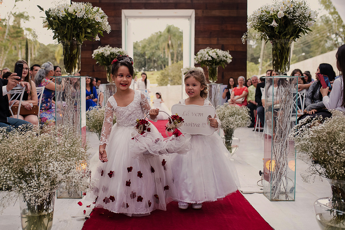 entrada de casamento das florista em casamento na chácara durante a festa, florista jogando as pétalas de flores