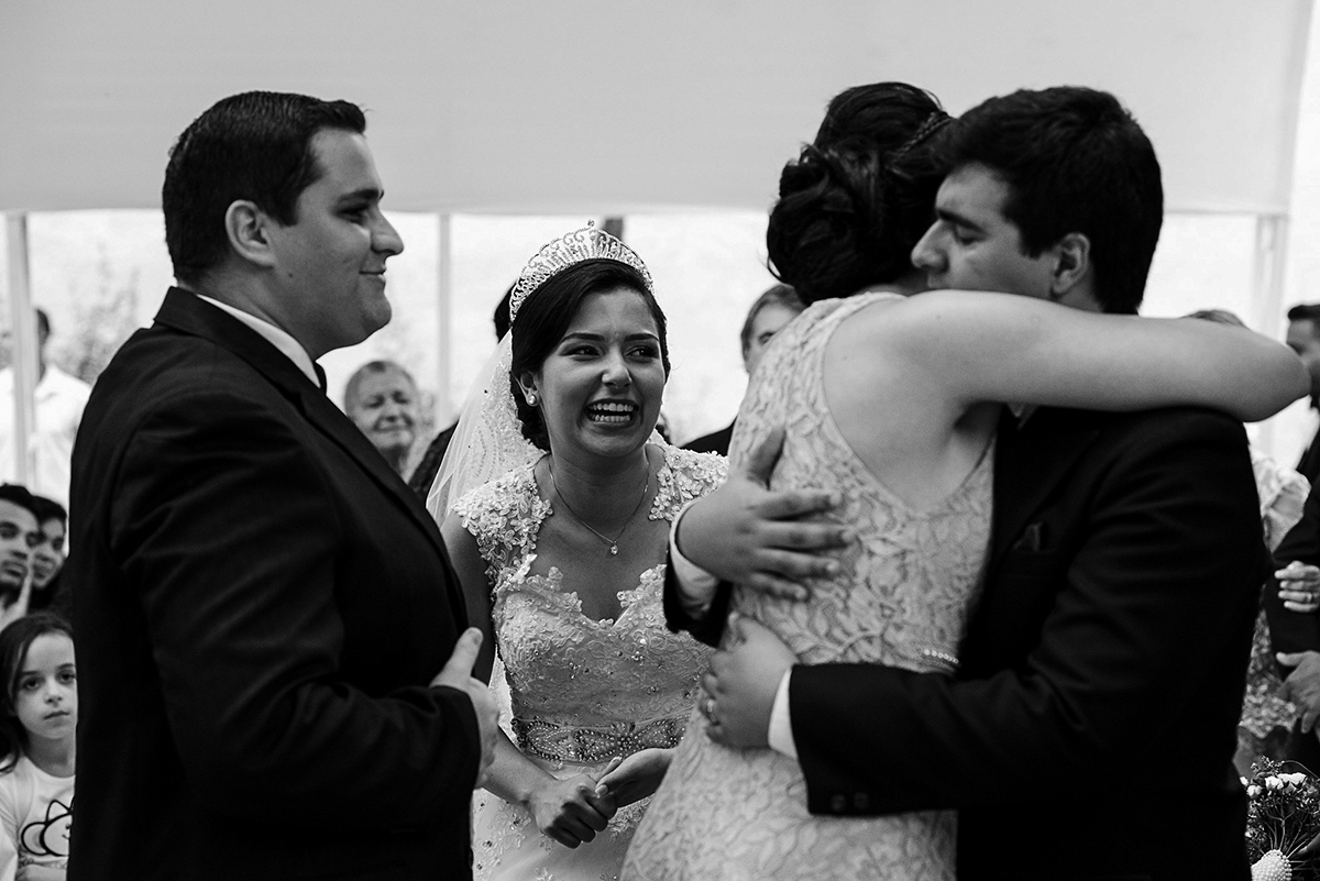 casamentos com emoção, padrinhos de casamento noivos chorando.