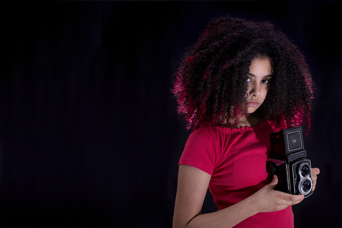 cabelos cacheados, cabelos pintados,Estudio fotográfico São Paulo, fotos modelos mirins, ensaio fotográfico de criança, festa infantil, presente para criança. livre leve e solta, maquina fotográfica antiga
