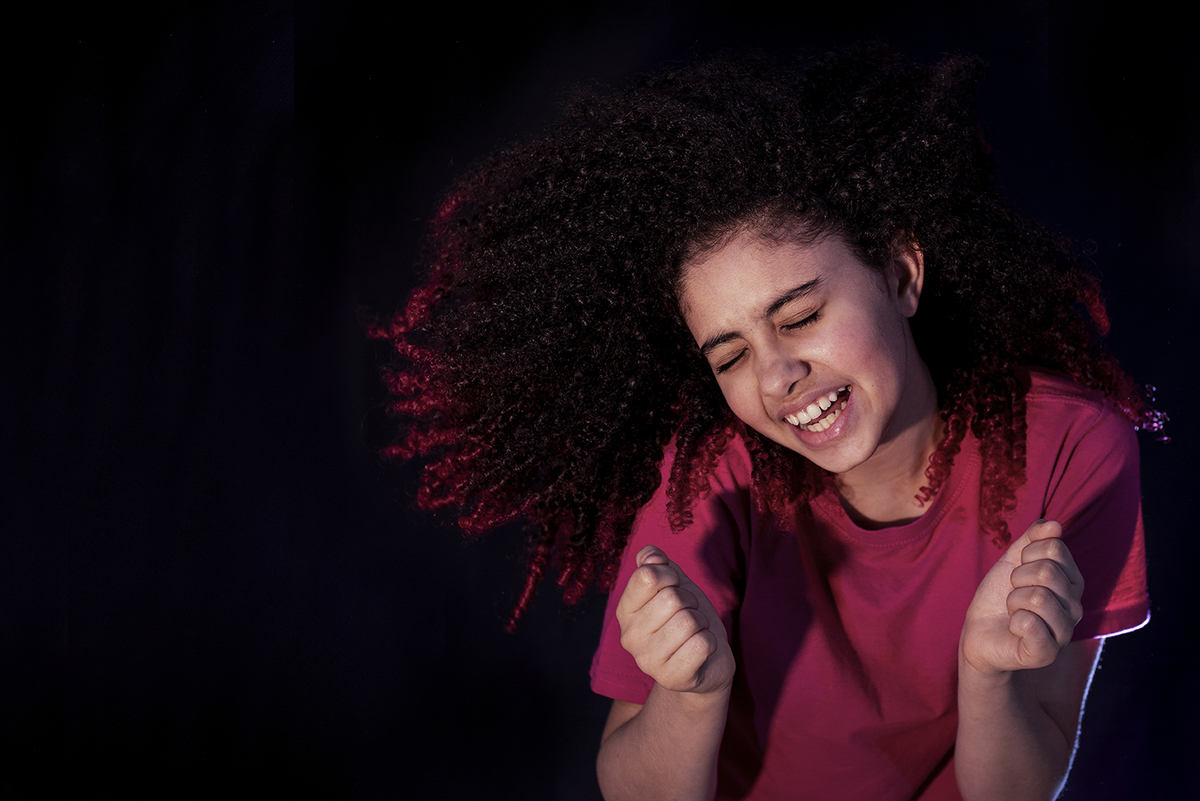 Estúdio Fotográfico, ensaio de menina, cabelos ondulados, cabelo pintado de pink, fotos alegres, ensaio de criança