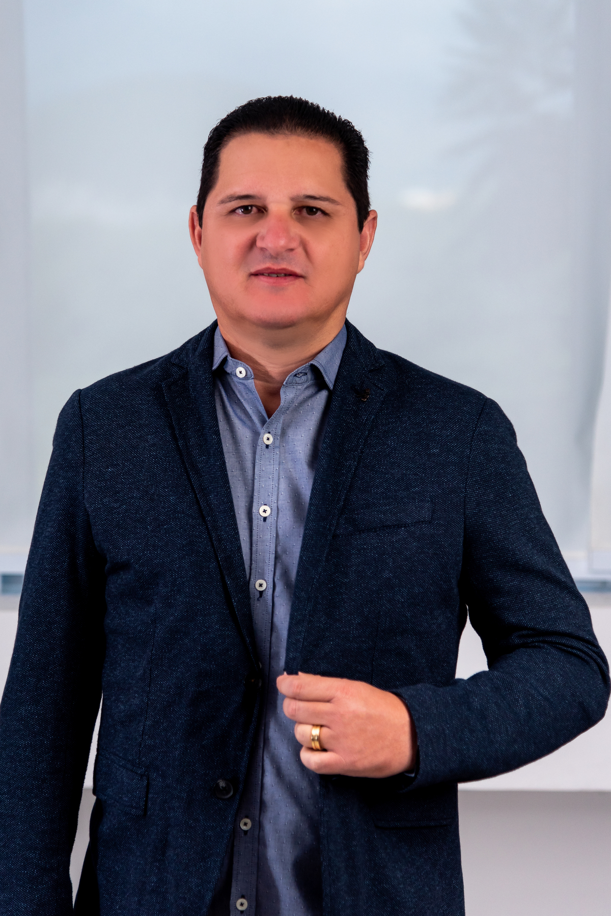 Responsável em transformar pessoas comuns em excelentes profissionais no mercado, esse retrato nos mostra alguém que descobriu seu propósito e não por acaso vive em constante ascensão na vida inclusive profissional