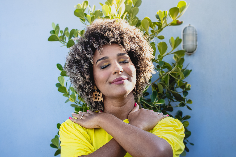 abraço na alma, alan smyth, alan smyth fotografo em sao mateus es, ensaio em casa, corporativo feminino, ensaio afetivo, ensaio intimista, fotografia afetiva, fotografia feminina, onde fotografar em sao mateus, cachos