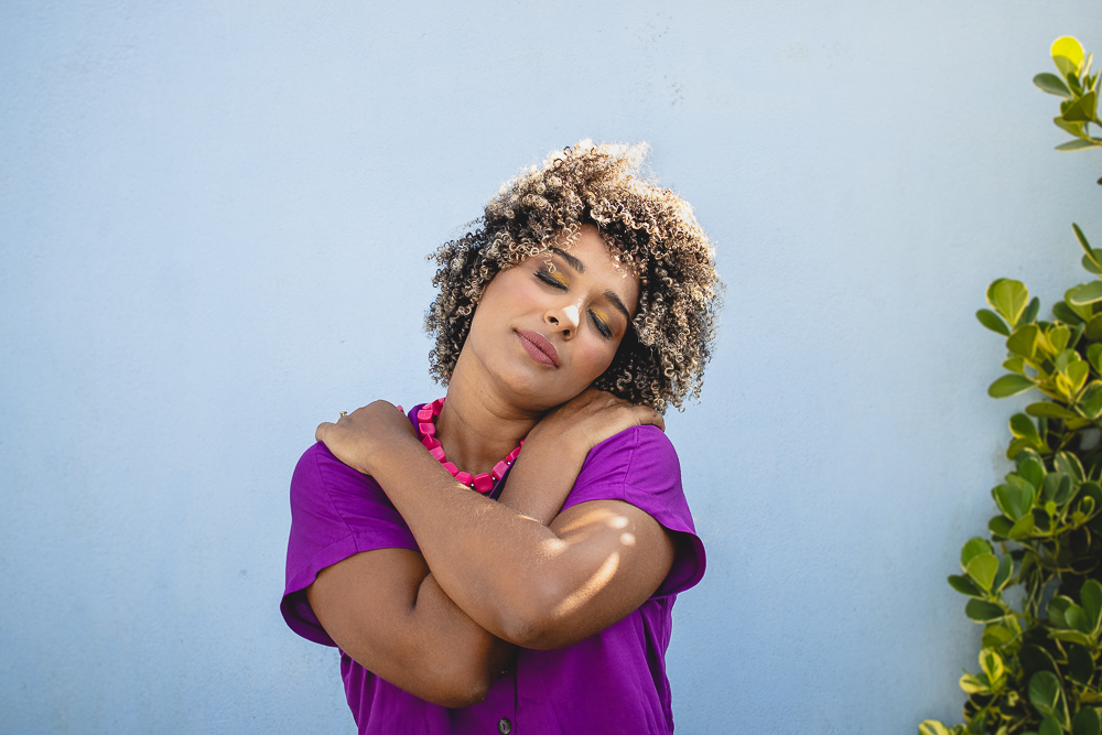 abraço na alma, alan smyth, alan smyth fotografo em sao mateus es, ensaio em casa, corporativo feminino, ensaio afetivo, ensaio intimista, fotografia afetiva, fotografia feminina, onde fotografar em sao mateus, cachos