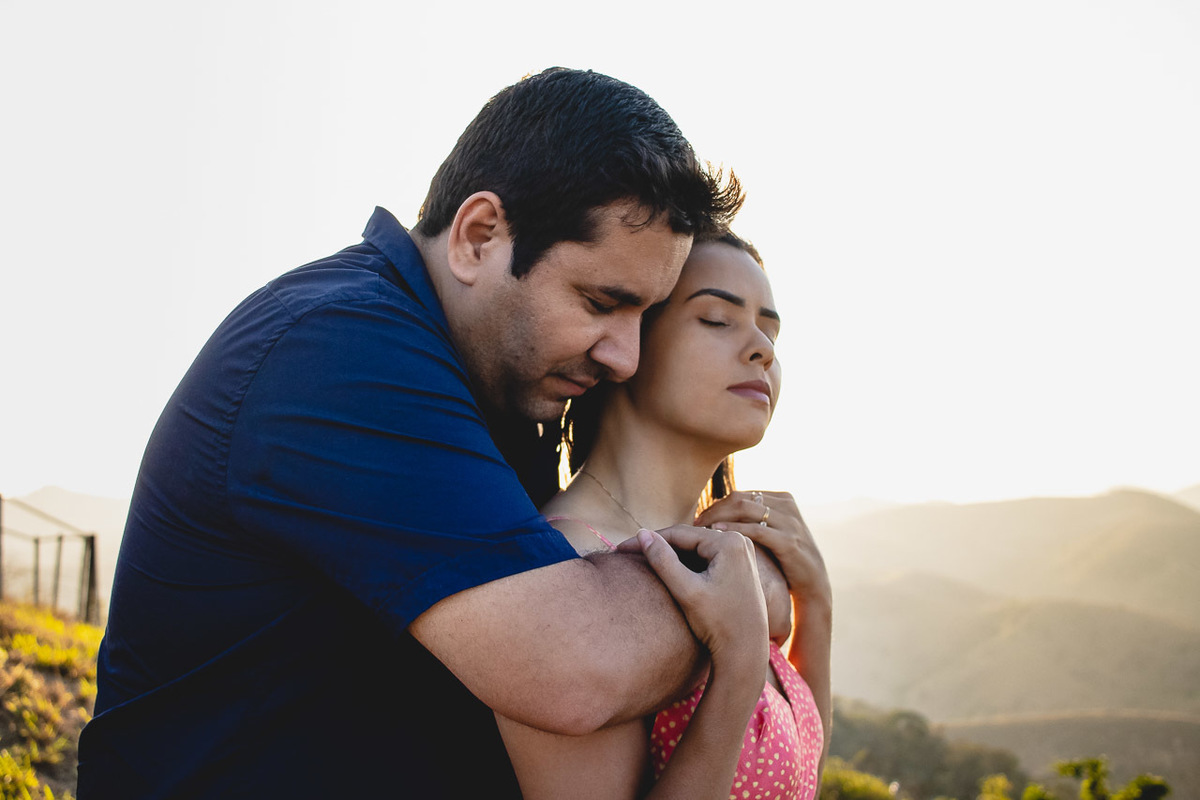 abraço na alma, alan smyth fotografo em mantena mg, couple photos, couple session, ensaio afetivo, ensaio intimista, fotografia afetiva, fotografia de casal, onde fotografar em mantena, fotografia em mantena, ensaio de casal mantena, retrato de casal