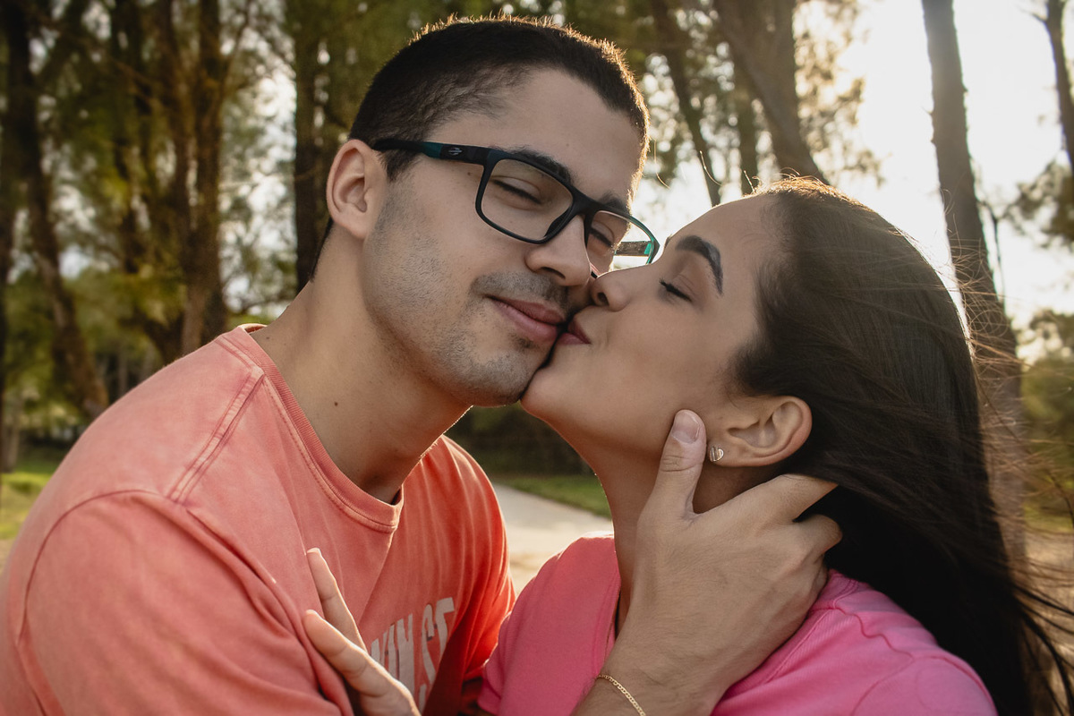 abraço na alma, alan smyth, alan smyth fotografo em sao mateus es, bosque da praia guriri, couple photos, couple session, ensaio afetivo, ensaio intimista, fotografia afetiva, fotografia de casal, onde fotografar em Guriri, fotografia na praia de guriri