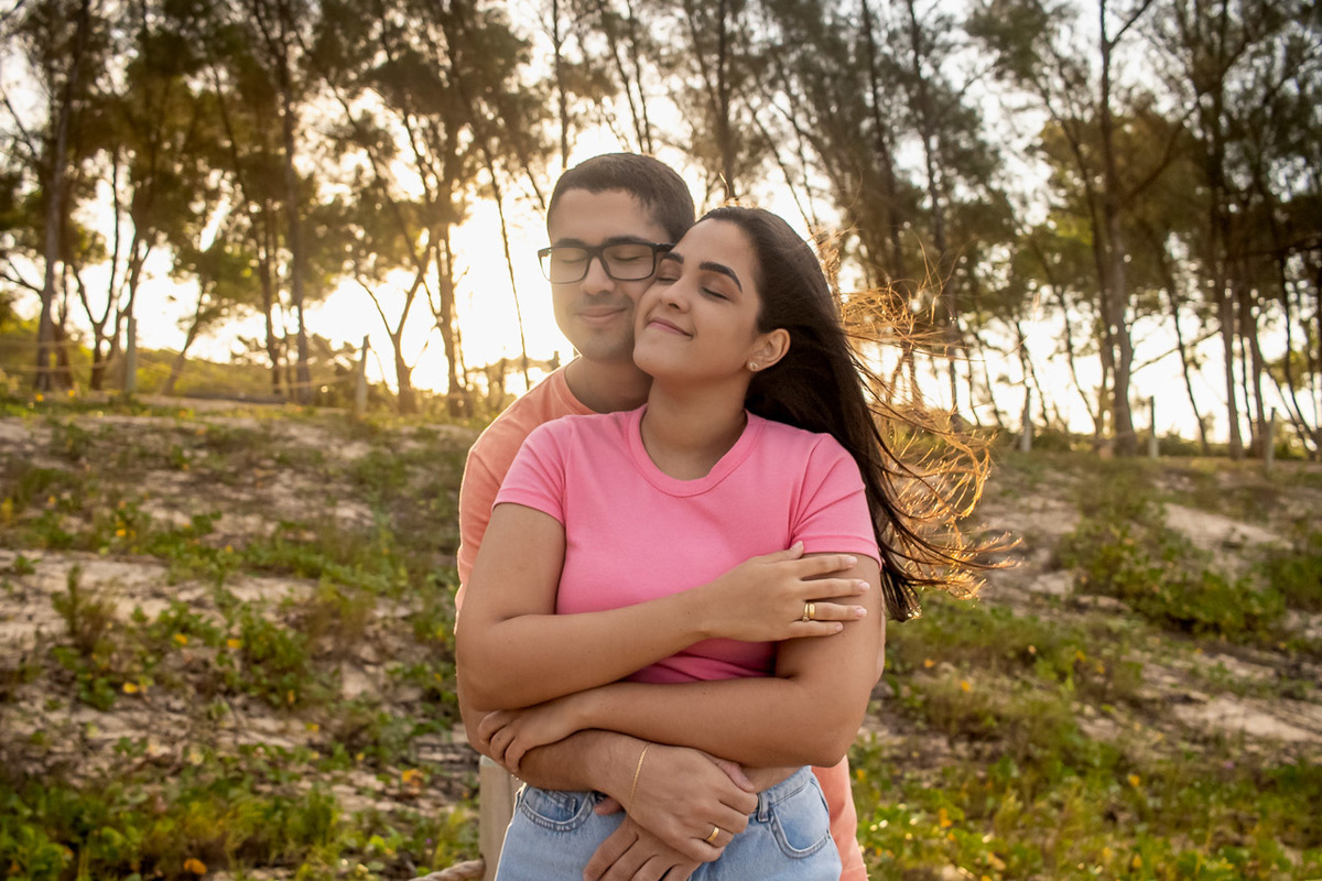 abraço na alma, alan smyth, alan smyth fotografo em sao mateus es, bosque da praia guriri, couple photos, couple session, ensaio afetivo, ensaio intimista, fotografia afetiva, fotografia de casal, onde fotografar em Guriri, fotografia na praia de guriri
