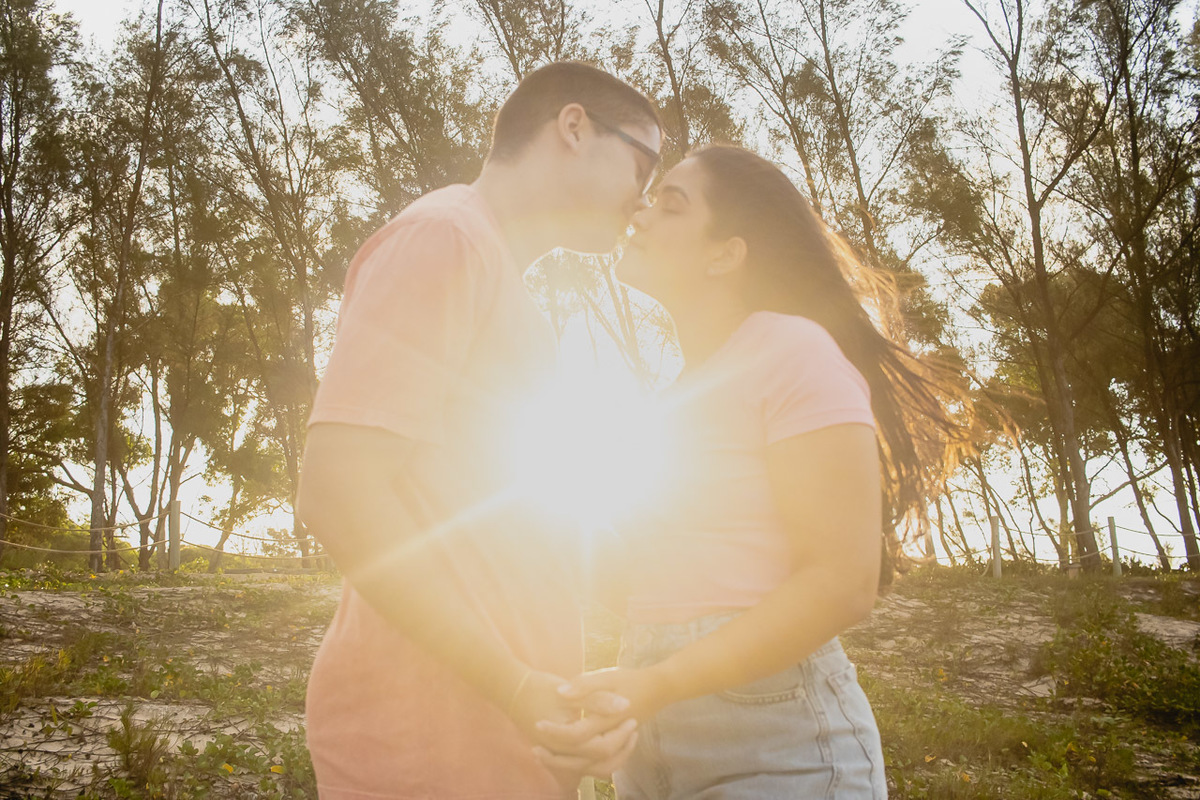 abraço na alma, alan smyth, alan smyth fotografo em sao mateus es, bosque da praia guriri, couple photos, couple session, ensaio afetivo, ensaio intimista, fotografia afetiva, fotografia de casal, onde fotografar em Guriri, fotografia na praia de guriri
