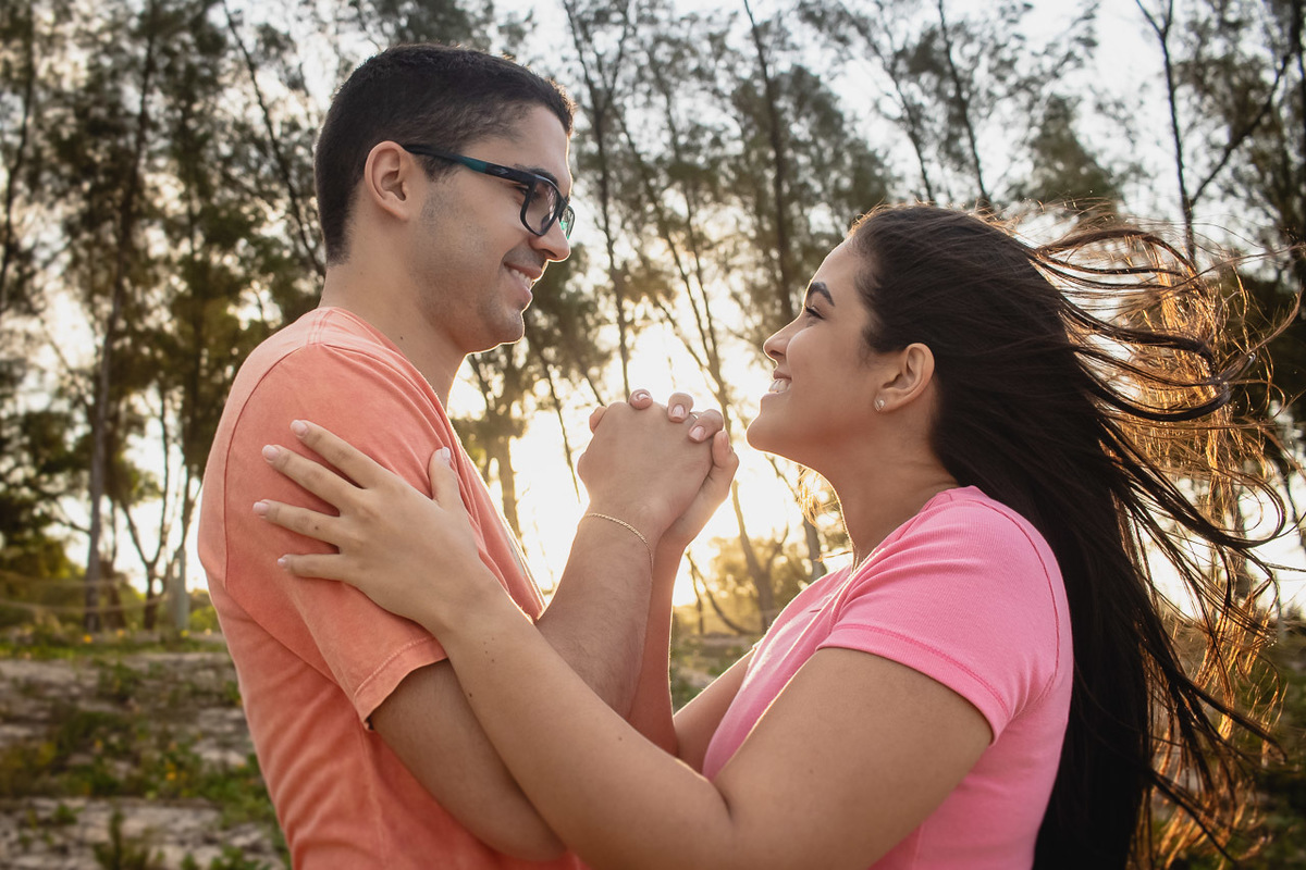 abraço na alma, alan smyth, alan smyth fotografo em sao mateus es, bosque da praia guriri, couple photos, couple session, ensaio afetivo, ensaio intimista, fotografia afetiva, fotografia de casal, onde fotografar em Guriri, fotografia na praia de guriri