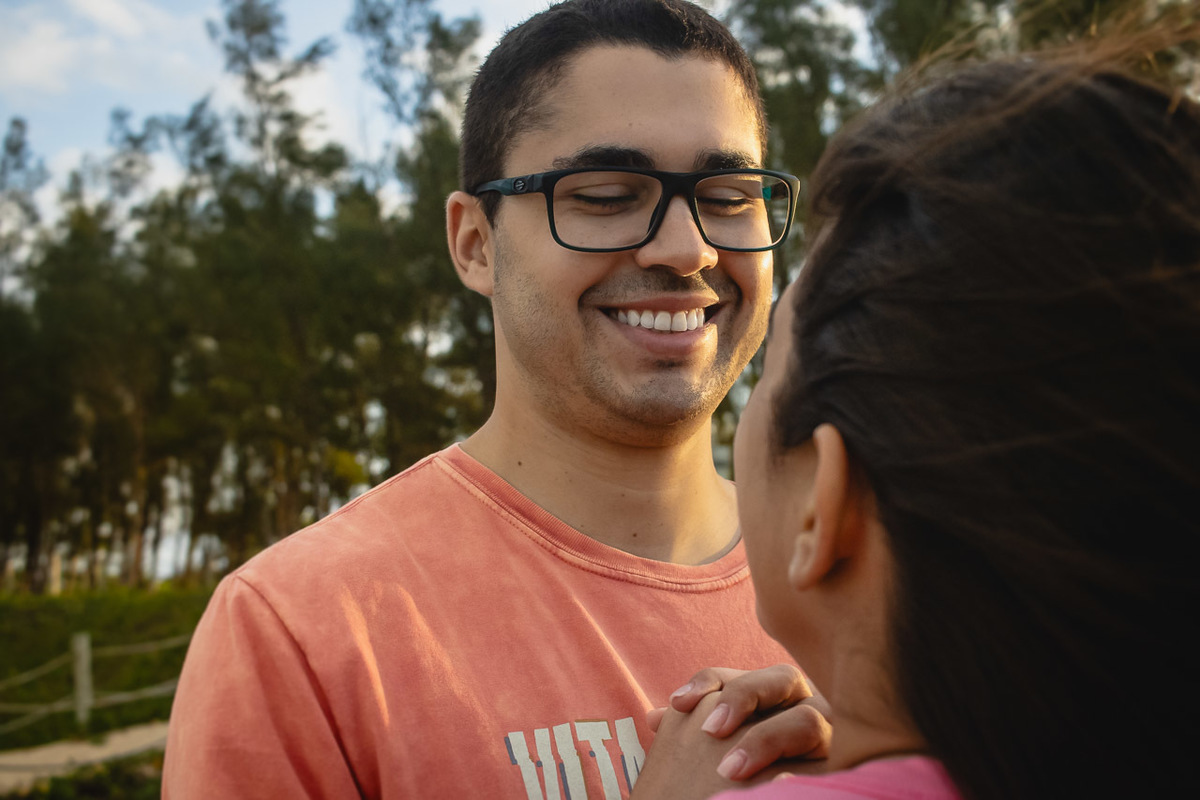 abraço na alma, alan smyth, alan smyth fotografo em sao mateus es, bosque da praia guriri, couple photos, couple session, ensaio afetivo, ensaio intimista, fotografia afetiva, fotografia de casal, onde fotografar em Guriri, fotografia na praia de guriri