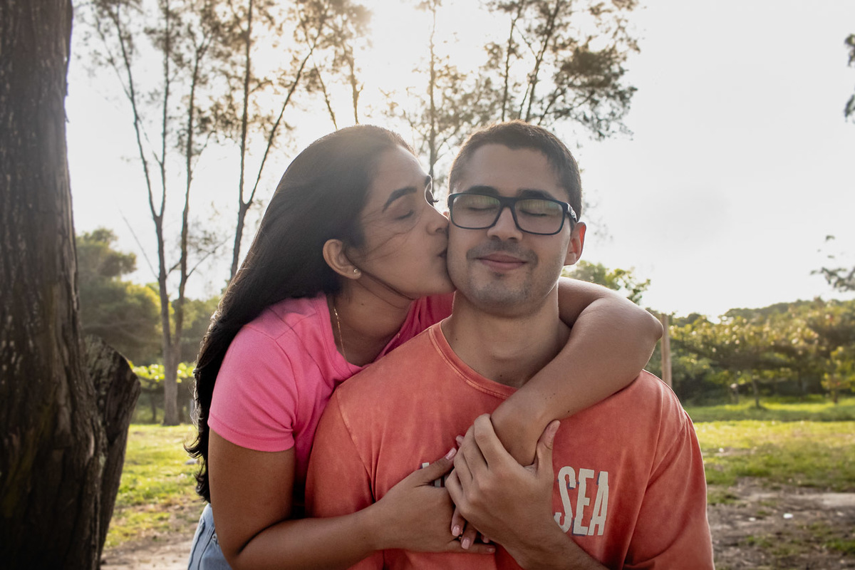 abraço na alma, alan smyth, alan smyth fotografo em sao mateus es, bosque da praia guriri, couple photos, couple session, ensaio afetivo, ensaio intimista, fotografia afetiva, fotografia de casal, onde fotografar em Guriri, fotografia na praia de guriri