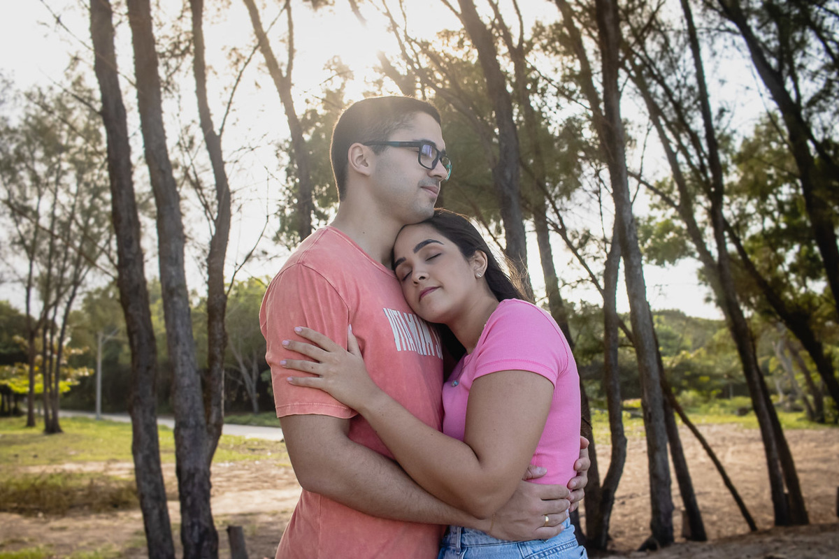 abraço na alma, alan smyth, alan smyth fotografo em sao mateus es, bosque da praia guriri, couple photos, couple session, ensaio afetivo, ensaio intimista, fotografia afetiva, fotografia de casal, onde fotografar em Guriri, fotografia na praia de guriri