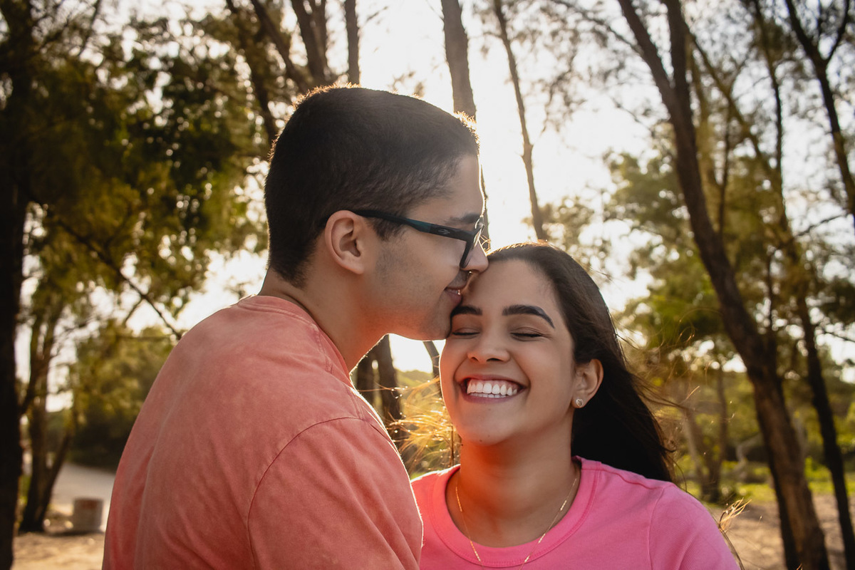 abraço na alma, alan smyth, alan smyth fotografo em sao mateus es, bosque da praia guriri, couple photos, couple session, ensaio afetivo, ensaio intimista, fotografia afetiva, fotografia de casal, onde fotografar em Guriri, fotografia na praia de guriri