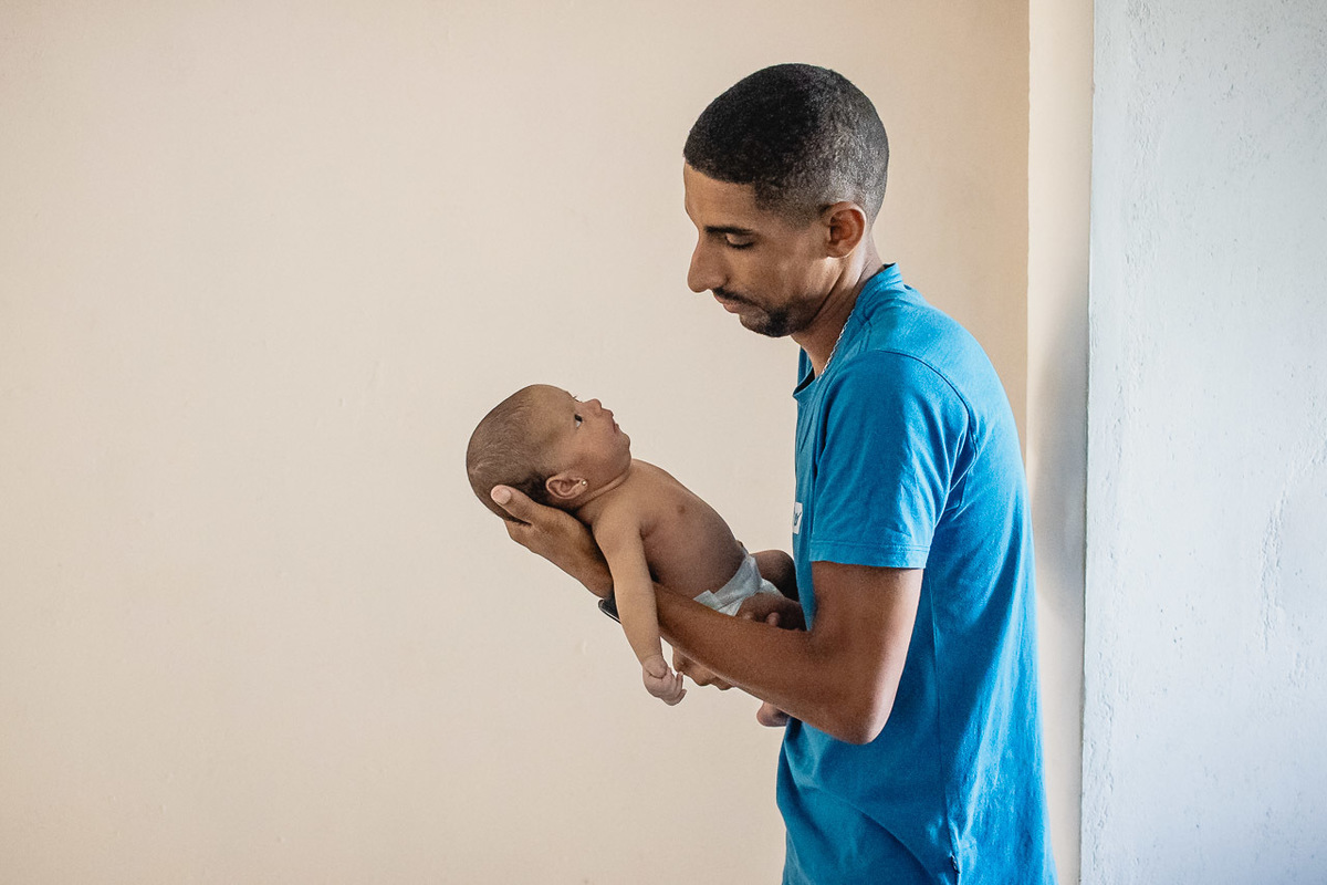 natural newborn, newborn, abraço na alma, alan smyth fotografo são mateus es, ensaio nerborn, ensaio em casa, ensaio intimista, fotografia afetiva, fotografia de familia, fotografia de familia guriri, fotografia de familia sao mateus es, gemeas,