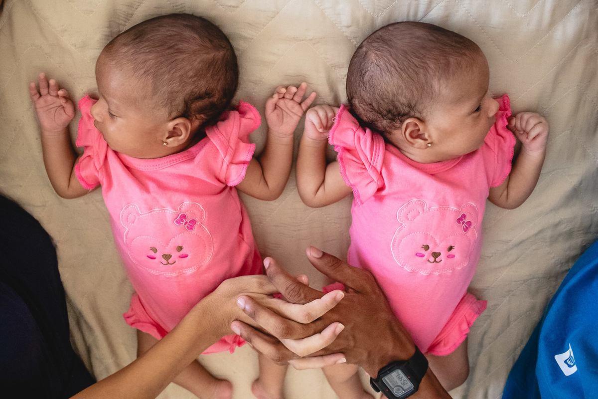 natural newborn, newborn, abraço na alma, alan smyth fotografo são mateus es, ensaio nerborn, ensaio em casa, ensaio intimista, fotografia afetiva, fotografia de familia, fotografia de familia guriri, fotografia de familia sao mateus es, gemeas,