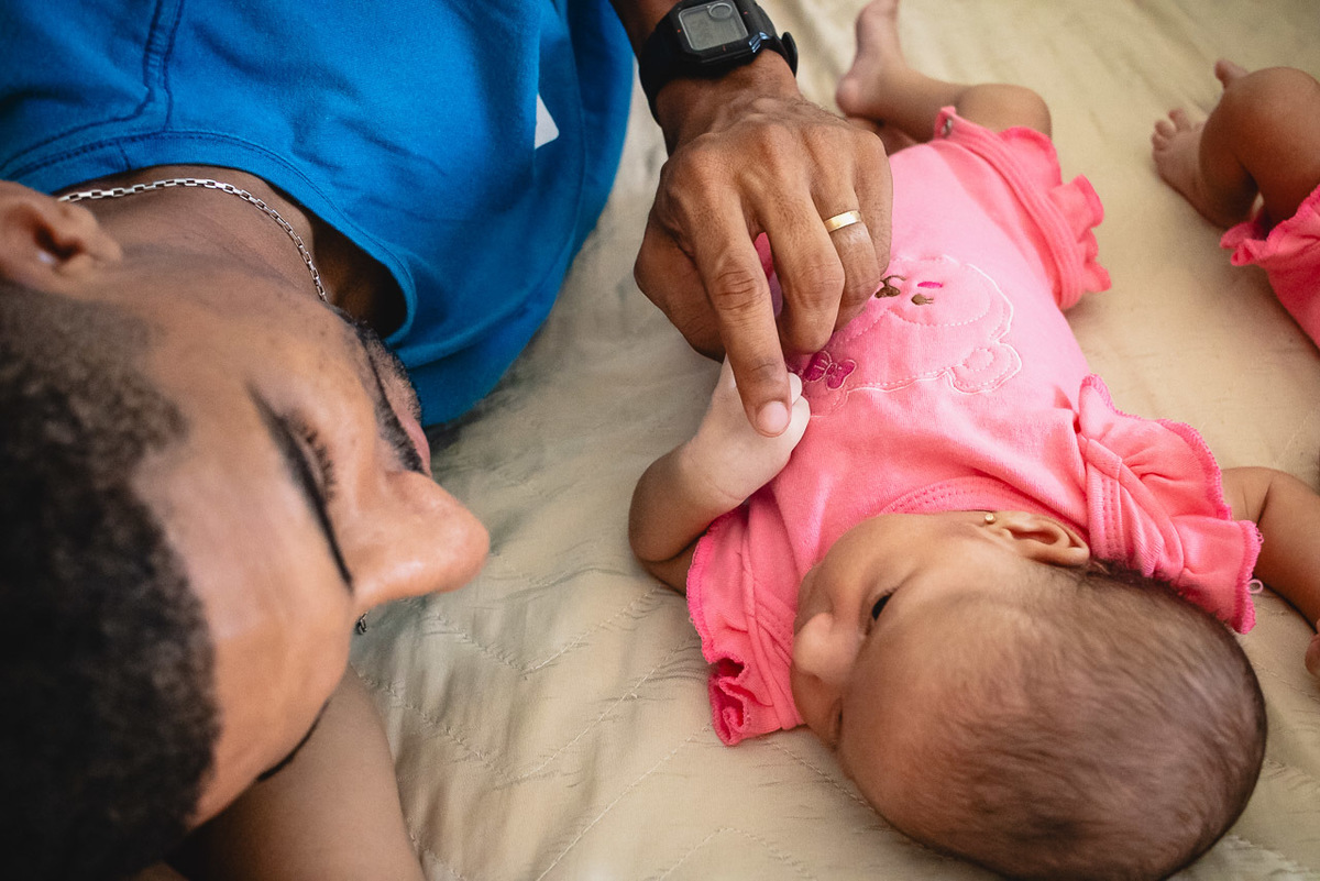 natural newborn, newborn, abraço na alma, alan smyth fotografo são mateus es, ensaio nerborn, ensaio em casa, ensaio intimista, fotografia afetiva, fotografia de familia, fotografia de familia guriri, fotografia de familia sao mateus es, gemeas,