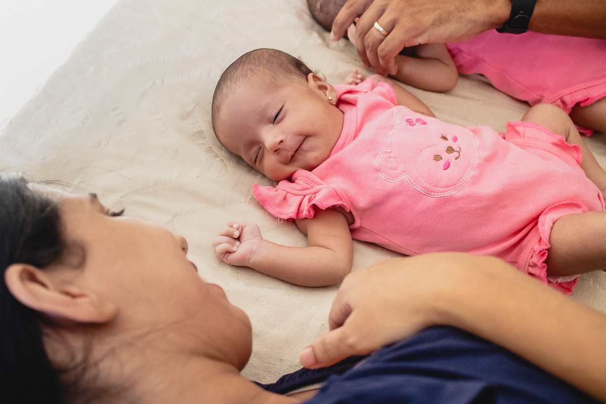 natural newborn, newborn, abraço na alma, alan smyth fotografo são mateus es, ensaio nerborn, ensaio em casa, ensaio intimista, fotografia afetiva, fotografia de familia, fotografia de familia guriri, fotografia de familia sao mateus es, gemeas,