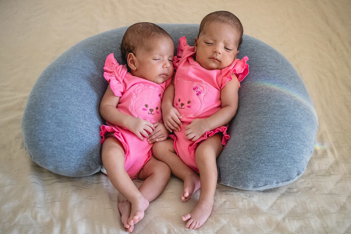 natural newborn, newborn, abraço na alma, alan smyth fotografo são mateus es, ensaio nerborn, ensaio em casa, ensaio intimista, fotografia afetiva, fotografia de familia, fotografia de familia guriri, fotografia de familia sao mateus es, gemeas,