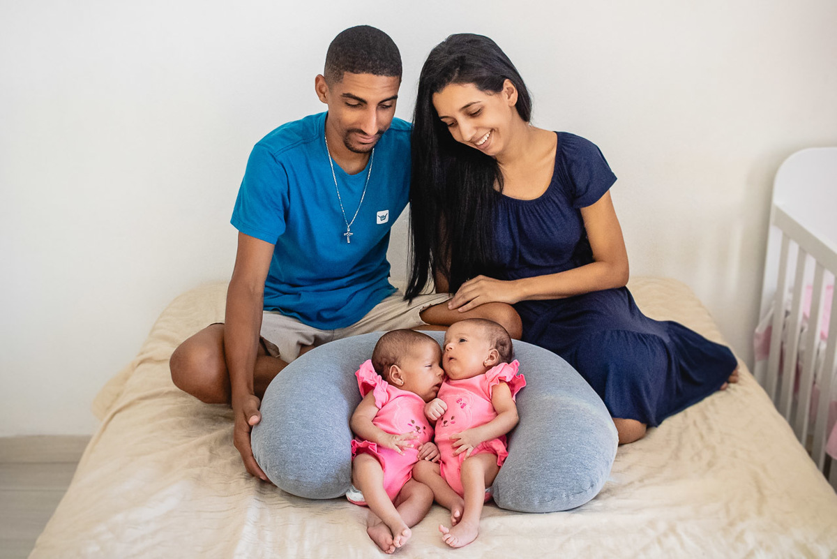 natural newborn, newborn, abraço na alma, alan smyth fotografo são mateus es, ensaio nerborn, ensaio em casa, ensaio intimista, fotografia afetiva, fotografia de familia, fotografia de familia guriri, fotografia de familia sao mateus es, gemeas,