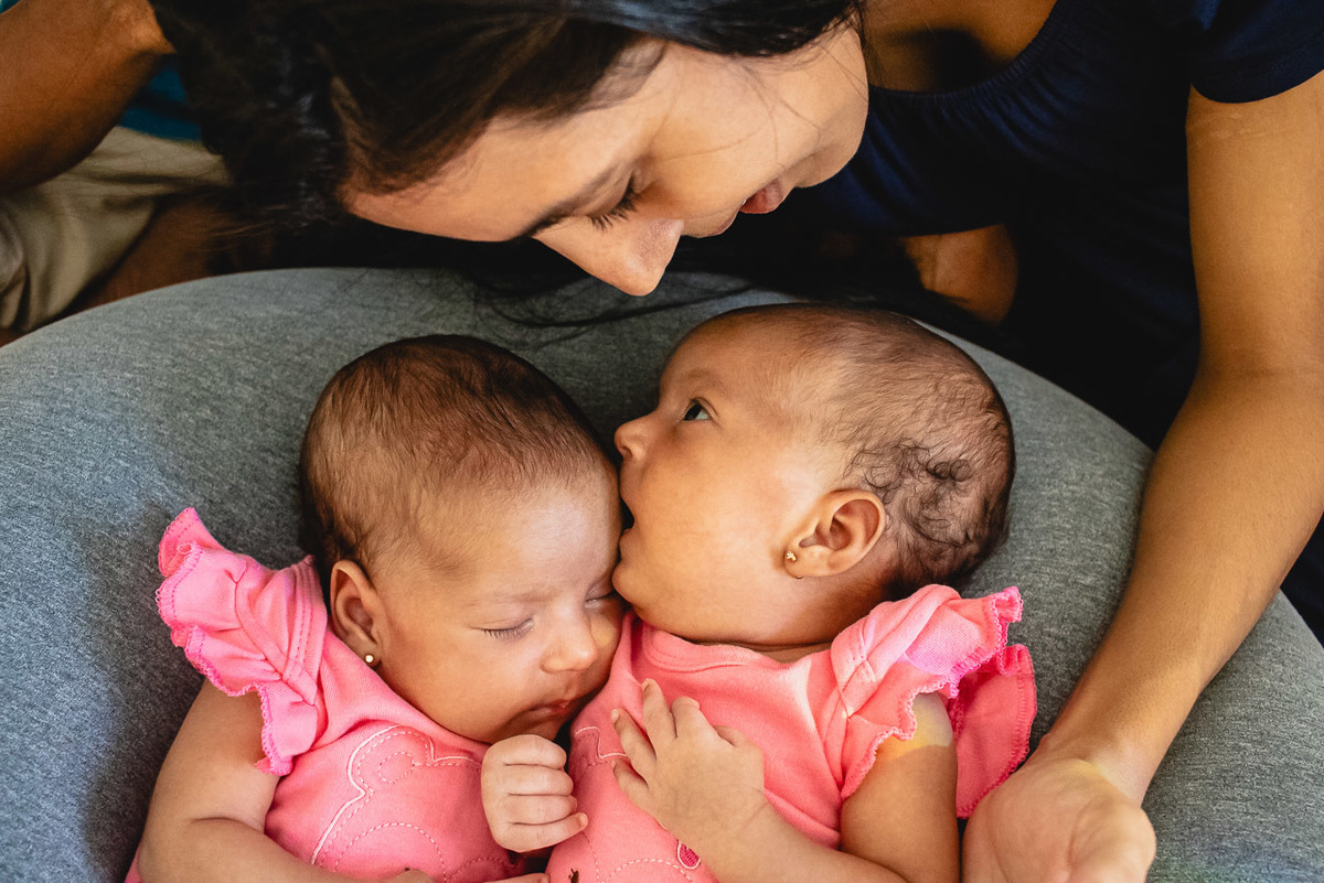 natural newborn, newborn, abraço na alma, alan smyth fotografo são mateus es, ensaio nerborn, ensaio em casa, ensaio intimista, fotografia afetiva, fotografia de familia, fotografia de familia guriri, fotografia de familia sao mateus es, gemeas,