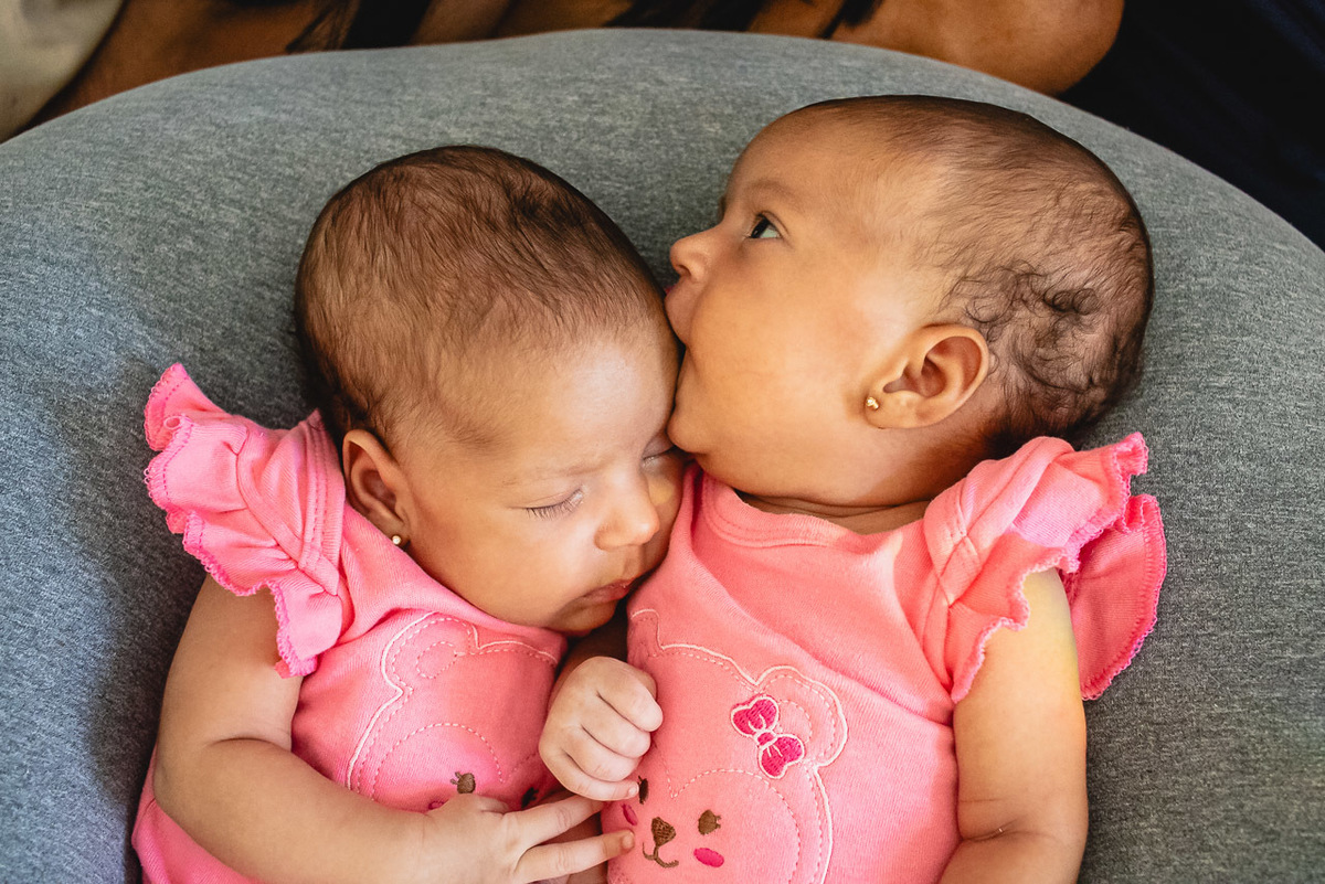 natural newborn, newborn, abraço na alma, alan smyth fotografo são mateus es, ensaio nerborn, ensaio em casa, ensaio intimista, fotografia afetiva, fotografia de familia, fotografia de familia guriri, fotografia de familia sao mateus es, gemeas,