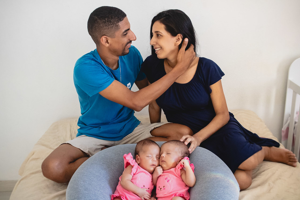natural newborn, newborn, abraço na alma, alan smyth fotografo são mateus es, ensaio nerborn, ensaio em casa, ensaio intimista, fotografia afetiva, fotografia de familia, fotografia de familia guriri, fotografia de familia sao mateus es, gemeas,