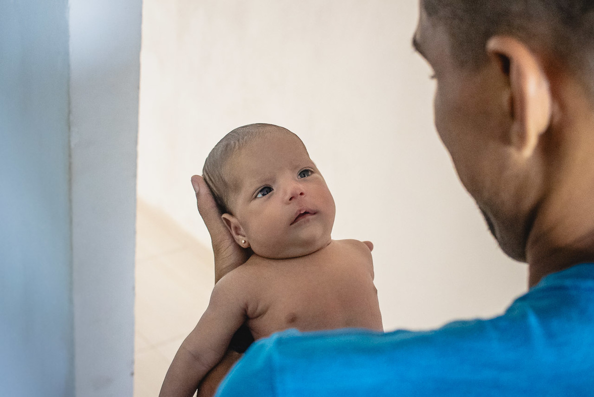 natural newborn, newborn, abraço na alma, alan smyth fotografo são mateus es, ensaio nerborn, ensaio em casa, ensaio intimista, fotografia afetiva, fotografia de familia, fotografia de familia guriri, fotografia de familia sao mateus es, gemeas,