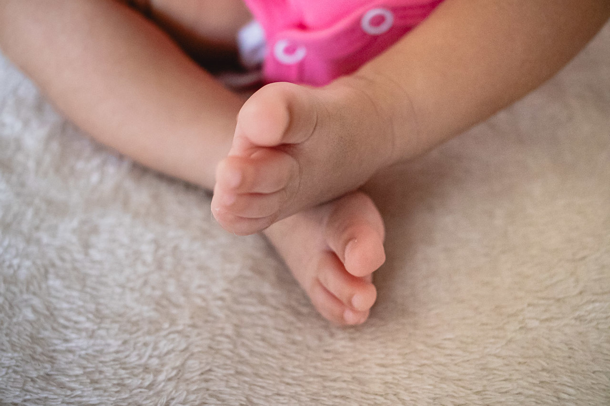 natural newborn, newborn, abraço na alma, alan smyth fotografo são mateus es, ensaio nerborn, ensaio em casa, ensaio intimista, fotografia afetiva, fotografia de familia, fotografia de familia guriri, fotografia de familia sao mateus es, gemeas,