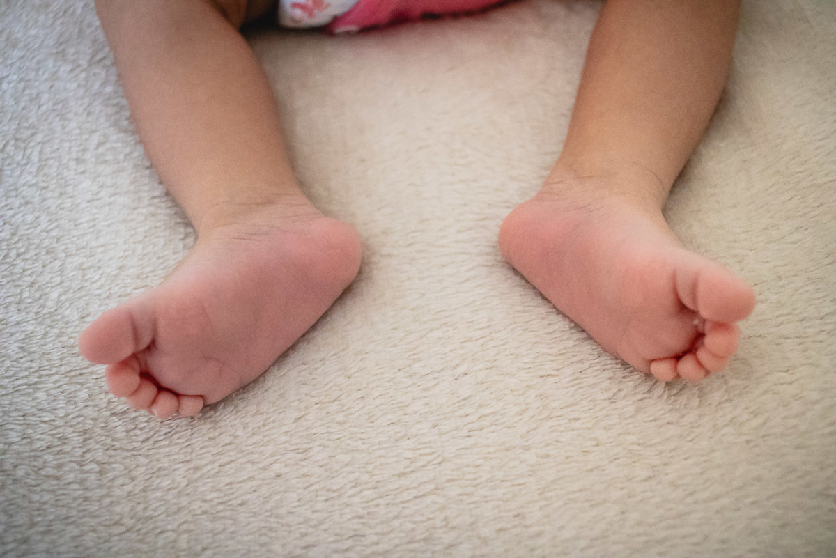 natural newborn, newborn, abraço na alma, alan smyth fotografo são mateus es, ensaio nerborn, ensaio em casa, ensaio intimista, fotografia afetiva, fotografia de familia, fotografia de familia guriri, fotografia de familia sao mateus es, gemeas,