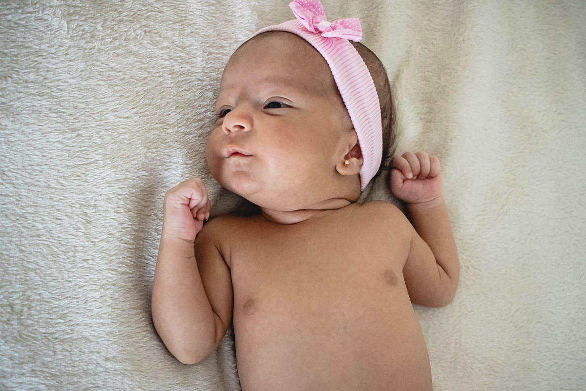 natural newborn, newborn, abraço na alma, alan smyth fotografo são mateus es, ensaio nerborn, ensaio em casa, ensaio intimista, fotografia afetiva, fotografia de familia, fotografia de familia guriri, fotografia de familia sao mateus es, gemeas,