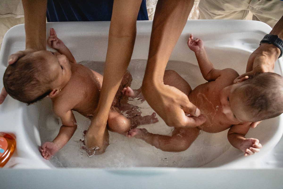 natural newborn, newborn, abraço na alma, alan smyth fotografo são mateus es, ensaio nerborn, ensaio em casa, ensaio intimista, fotografia afetiva, fotografia de familia, fotografia de familia guriri, fotografia de familia sao mateus es, gemeas,