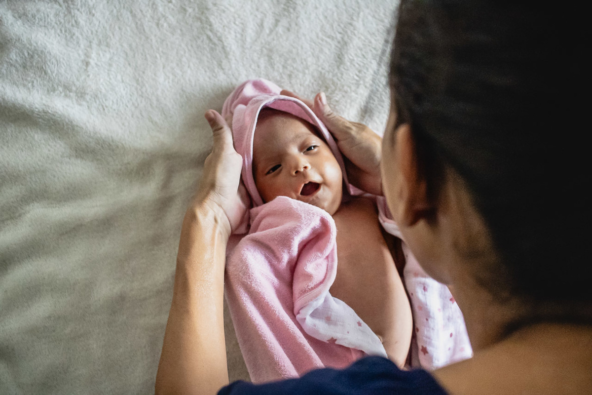natural newborn, newborn, abraço na alma, alan smyth fotografo são mateus es, ensaio nerborn, ensaio em casa, ensaio intimista, fotografia afetiva, fotografia de familia, fotografia de familia guriri, fotografia de familia sao mateus es, gemeas,