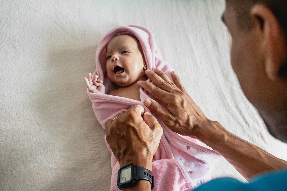 natural newborn, newborn, abraço na alma, alan smyth fotografo são mateus es, ensaio nerborn, ensaio em casa, ensaio intimista, fotografia afetiva, fotografia de familia, fotografia de familia guriri, fotografia de familia sao mateus es, gemeas,