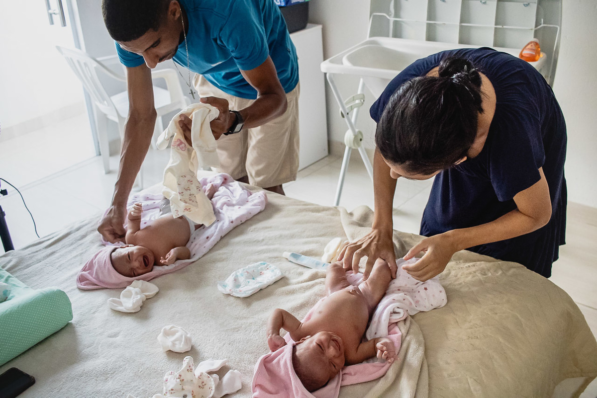 natural newborn, newborn, abraço na alma, alan smyth fotografo são mateus es, ensaio nerborn, ensaio em casa, ensaio intimista, fotografia afetiva, fotografia de familia, fotografia de familia guriri, fotografia de familia sao mateus es, gemeas,