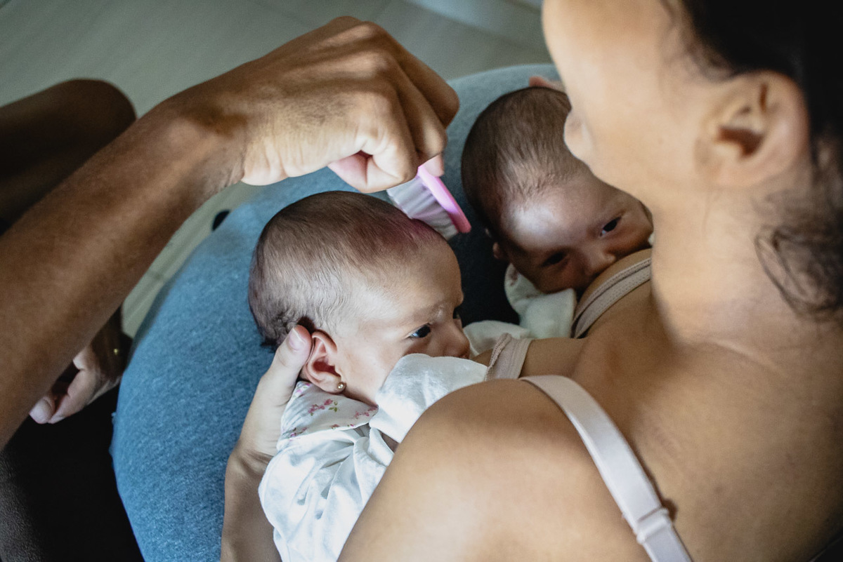 natural newborn, newborn, abraço na alma, alan smyth fotografo são mateus es, ensaio nerborn, ensaio em casa, ensaio intimista, fotografia afetiva, fotografia de familia, fotografia de familia guriri, fotografia de familia sao mateus es, gemeas,
