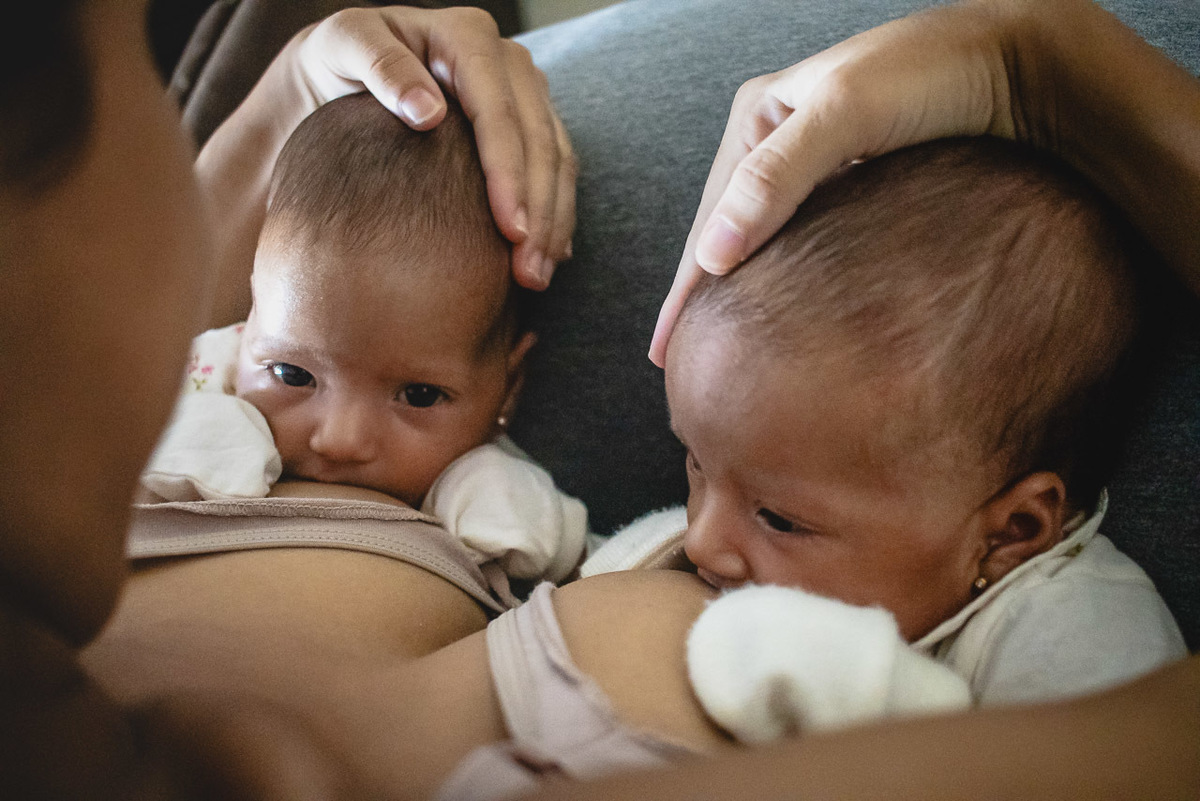 natural newborn, newborn, abraço na alma, alan smyth fotografo são mateus es, ensaio nerborn, ensaio em casa, ensaio intimista, fotografia afetiva, fotografia de familia, fotografia de familia guriri, fotografia de familia sao mateus es, gemeas,
