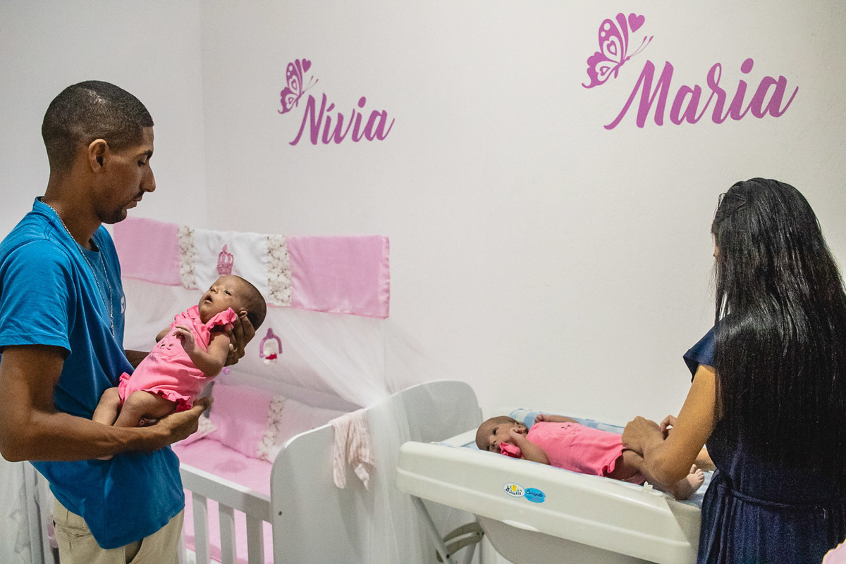 natural newborn, newborn, abraço na alma, alan smyth fotografo são mateus es, ensaio nerborn, ensaio em casa, ensaio intimista, fotografia afetiva, fotografia de familia, fotografia de familia guriri, fotografia de familia sao mateus es, gemeas,