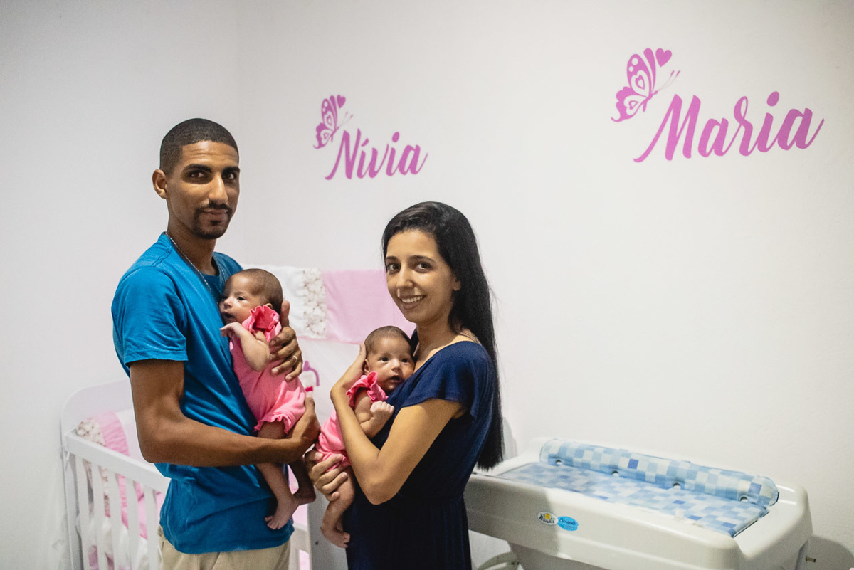 natural newborn, newborn, abraço na alma, alan smyth fotografo são mateus es, ensaio nerborn, ensaio em casa, ensaio intimista, fotografia afetiva, fotografia de familia, fotografia de familia guriri, fotografia de familia sao mateus es, gemeas,