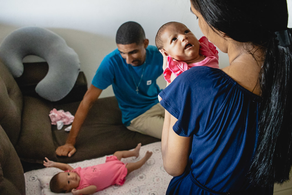 natural newborn, newborn, abraço na alma, alan smyth fotografo são mateus es, ensaio nerborn, ensaio em casa, ensaio intimista, fotografia afetiva, fotografia de familia, fotografia de familia guriri, fotografia de familia sao mateus es, gemeas,