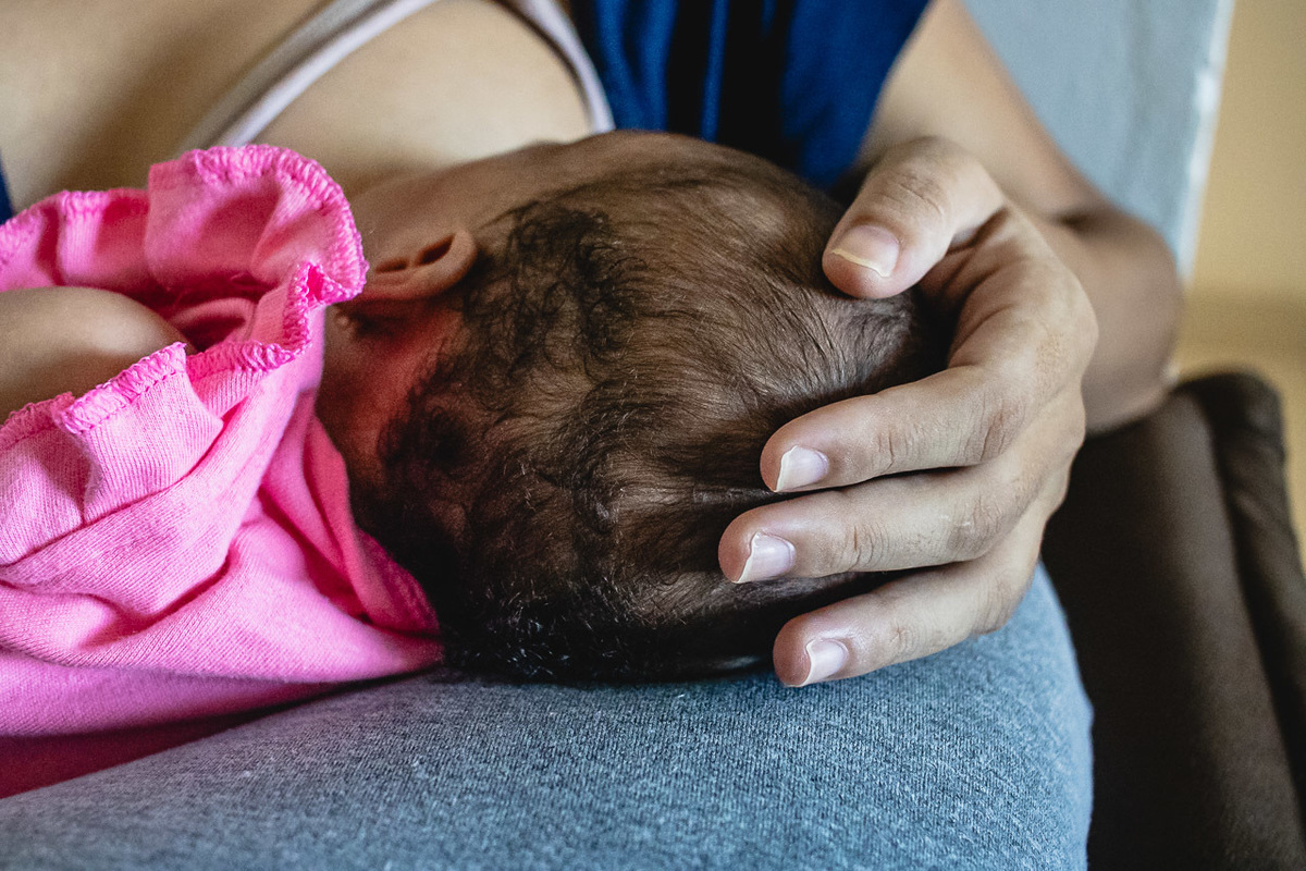 natural newborn, newborn, abraço na alma, alan smyth fotografo são mateus es, ensaio nerborn, ensaio em casa, ensaio intimista, fotografia afetiva, fotografia de familia, fotografia de familia guriri, fotografia de familia sao mateus es, gemeas,
