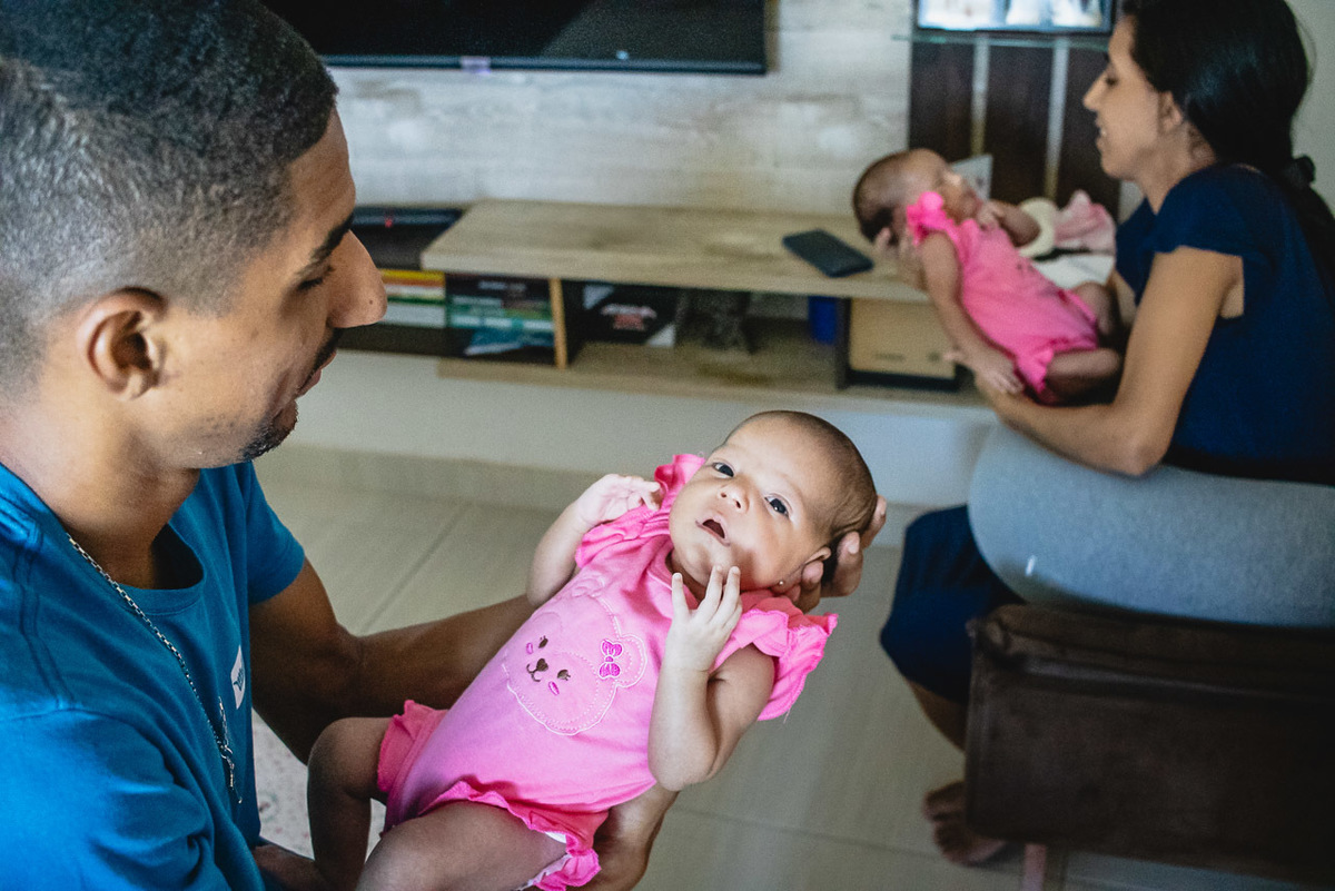 natural newborn, newborn, abraço na alma, alan smyth fotografo são mateus es, ensaio nerborn, ensaio em casa, ensaio intimista, fotografia afetiva, fotografia de familia, fotografia de familia guriri, fotografia de familia sao mateus es, gemeas,