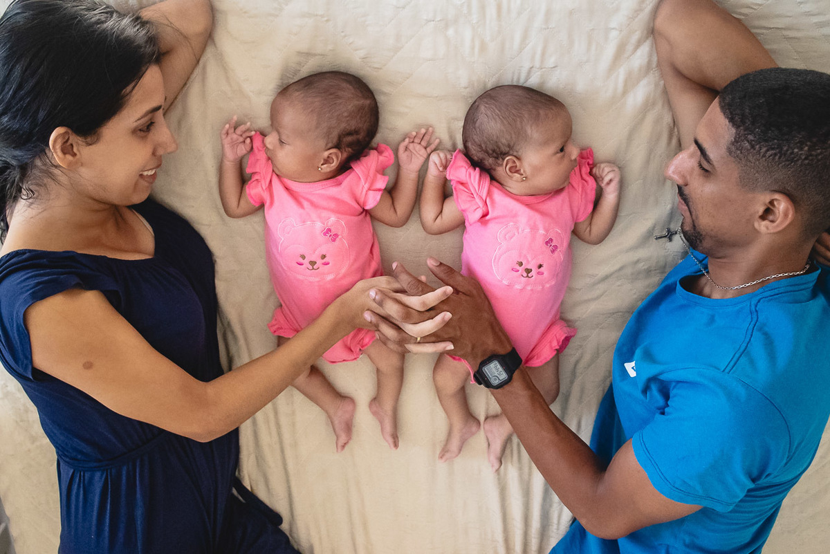 natural newborn, newborn, abraço na alma, alan smyth fotografo são mateus es, ensaio nerborn, ensaio em casa, ensaio intimista, fotografia afetiva, fotografia de familia, fotografia de familia guriri, fotografia de familia sao mateus es, gemeas,