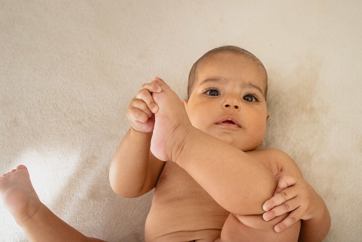 acompanhamento de bebê, abraço na alma, alan smyth fotografo são mateus es, ensaio de bebê, ensaio em casa, ensaio intimista, fotografia afetiva, fotografia de familia,  fotografia de familia sao mateus es,  gêmeas, gêmeas meninas, pais de menina, bebê