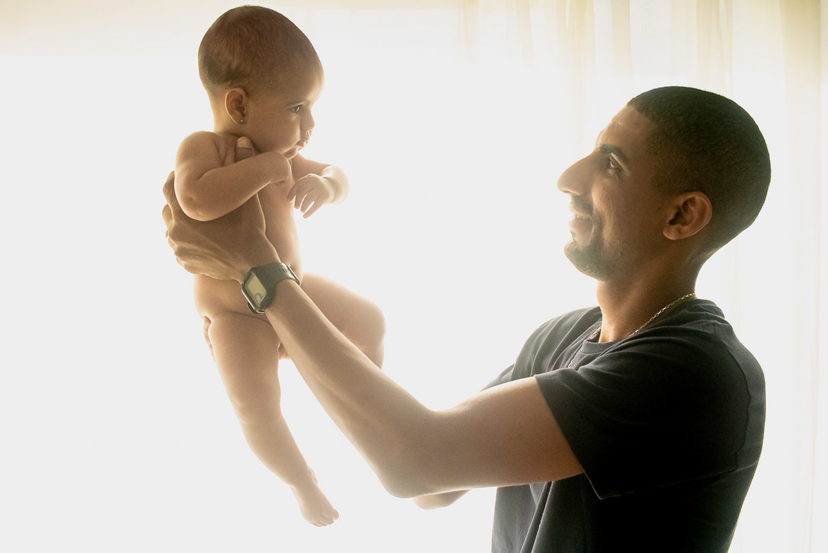 acompanhamento de bebê, abraço na alma, alan smyth fotografo são mateus es, ensaio de bebê, ensaio em casa, ensaio intimista, fotografia afetiva, fotografia de familia,  fotografia de familia sao mateus es,  gêmeas, gêmeas meninas, pais de menina, bebê