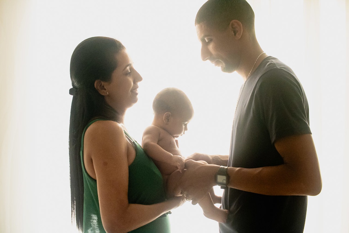 acompanhamento de bebê, abraço na alma, alan smyth fotografo são mateus es, ensaio de bebê, ensaio em casa, ensaio intimista, fotografia afetiva, fotografia de familia,  fotografia de familia sao mateus es,  gêmeas, gêmeas meninas, pais de menina, bebê