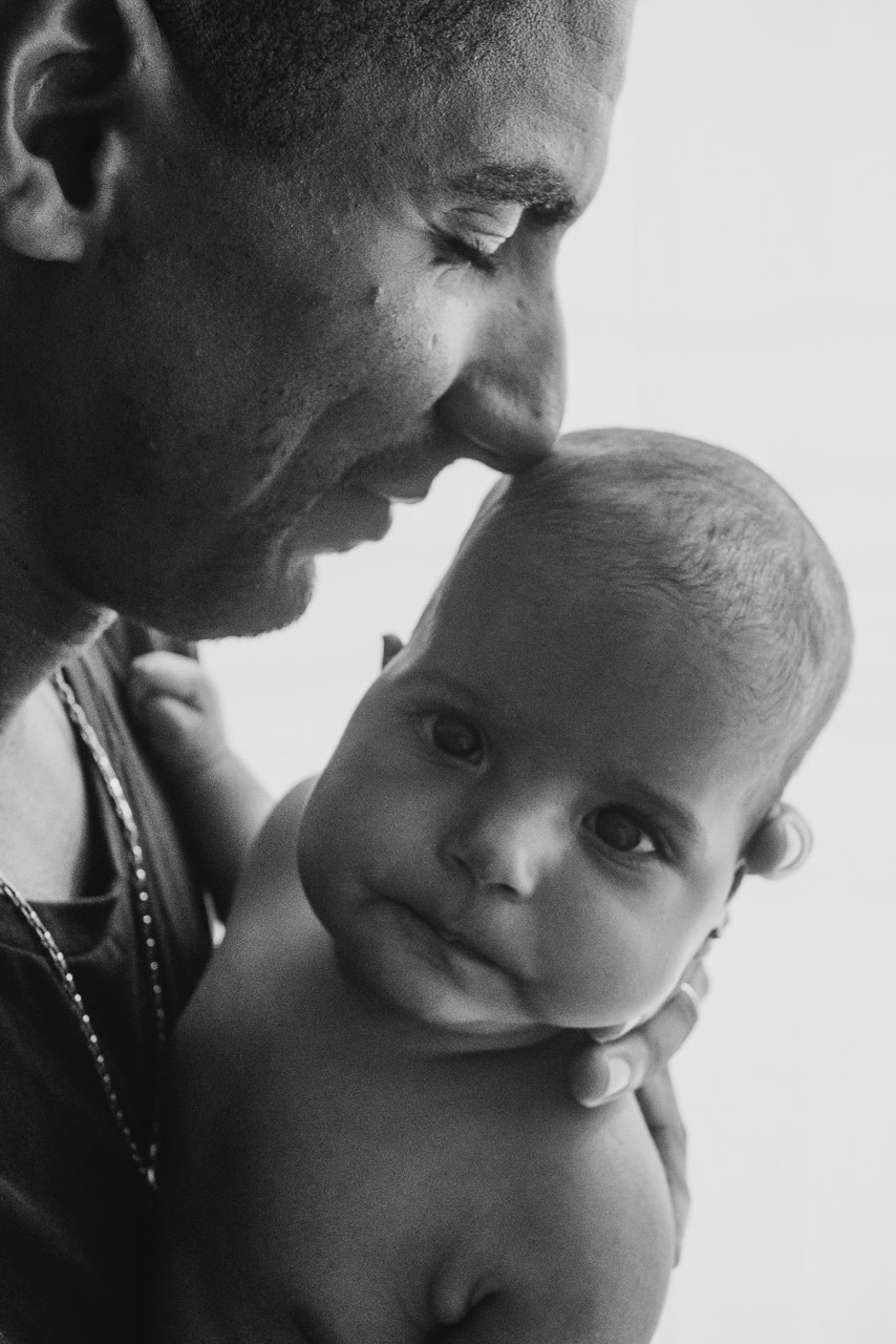 acompanhamento de bebê, abraço na alma, alan smyth fotografo são mateus es, ensaio de bebê, ensaio em casa, ensaio intimista, fotografia afetiva, fotografia de familia,  fotografia de familia sao mateus es,  gêmeas, gêmeas meninas, pais de menina, bebê
