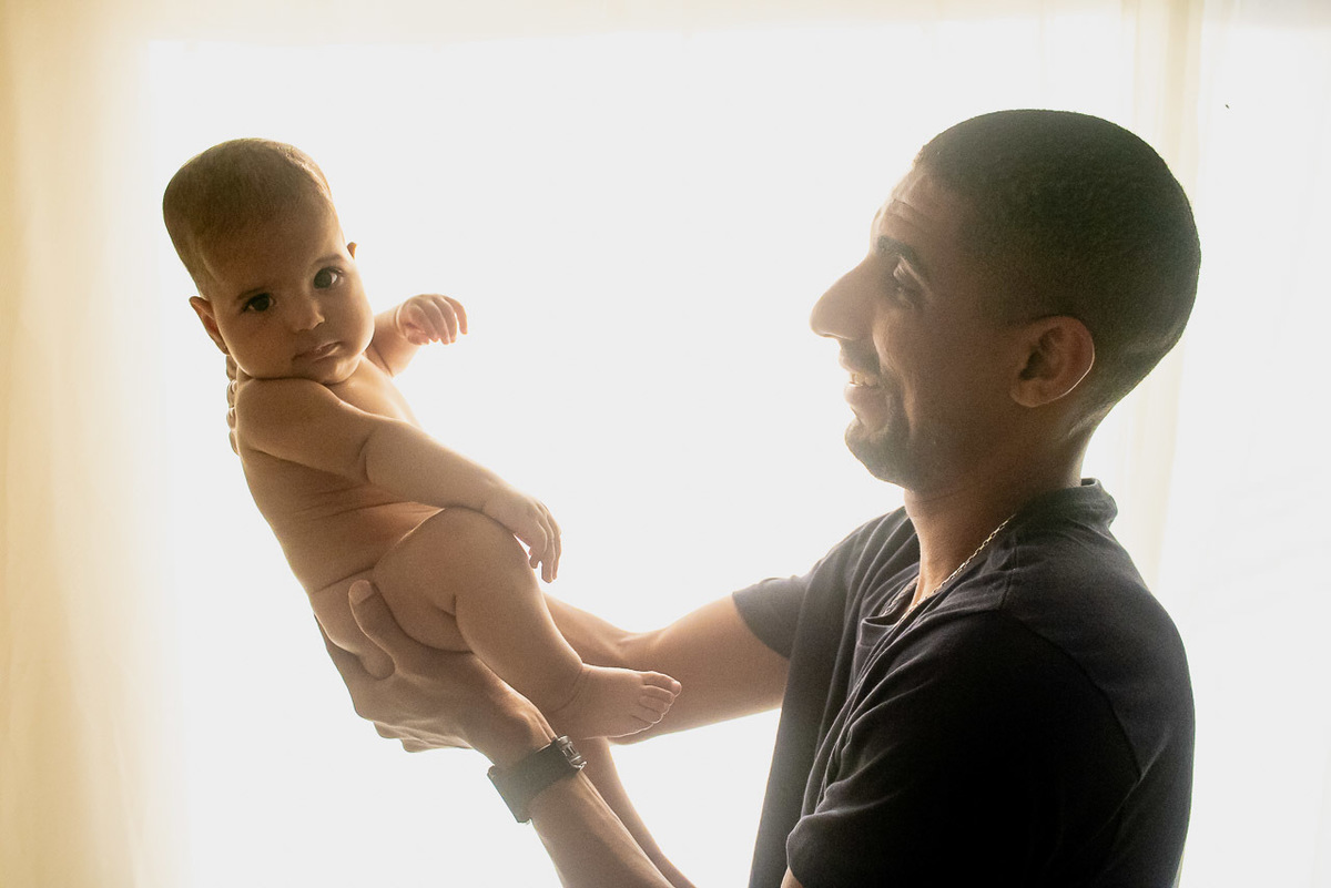 acompanhamento de bebê, abraço na alma, alan smyth fotografo são mateus es, ensaio de bebê, ensaio em casa, ensaio intimista, fotografia afetiva, fotografia de familia,  fotografia de familia sao mateus es,  gêmeas, gêmeas meninas, pais de menina, bebê