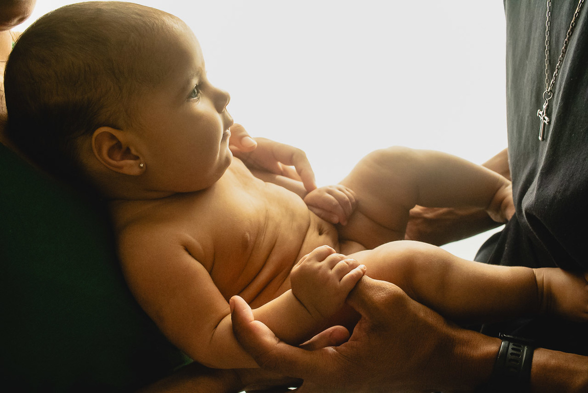 acompanhamento de bebê, abraço na alma, alan smyth fotografo são mateus es, ensaio de bebê, ensaio em casa, ensaio intimista, fotografia afetiva, fotografia de familia,  fotografia de familia sao mateus es,  gêmeas, gêmeas meninas, pais de menina, bebê