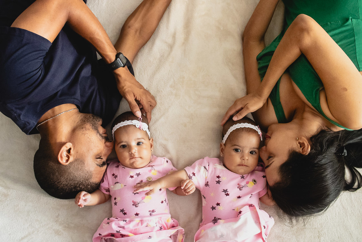 acompanhamento de bebê, abraço na alma, alan smyth fotografo são mateus es, ensaio de bebê, ensaio em casa, ensaio intimista, fotografia afetiva, fotografia de familia,  fotografia de familia sao mateus es,  gêmeas, gêmeas meninas, pais de menina, bebê