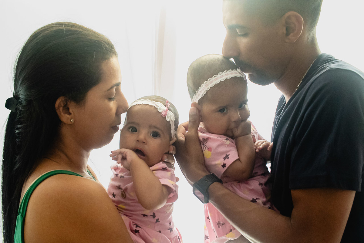 acompanhamento de bebê, abraço na alma, alan smyth fotografo são mateus es, ensaio de bebê, ensaio em casa, ensaio intimista, fotografia afetiva, fotografia de familia,  fotografia de familia sao mateus es,  gêmeas, gêmeas meninas, pais de menina, bebê